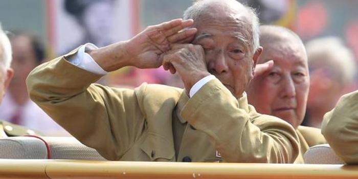 老兵看阅兵后离世