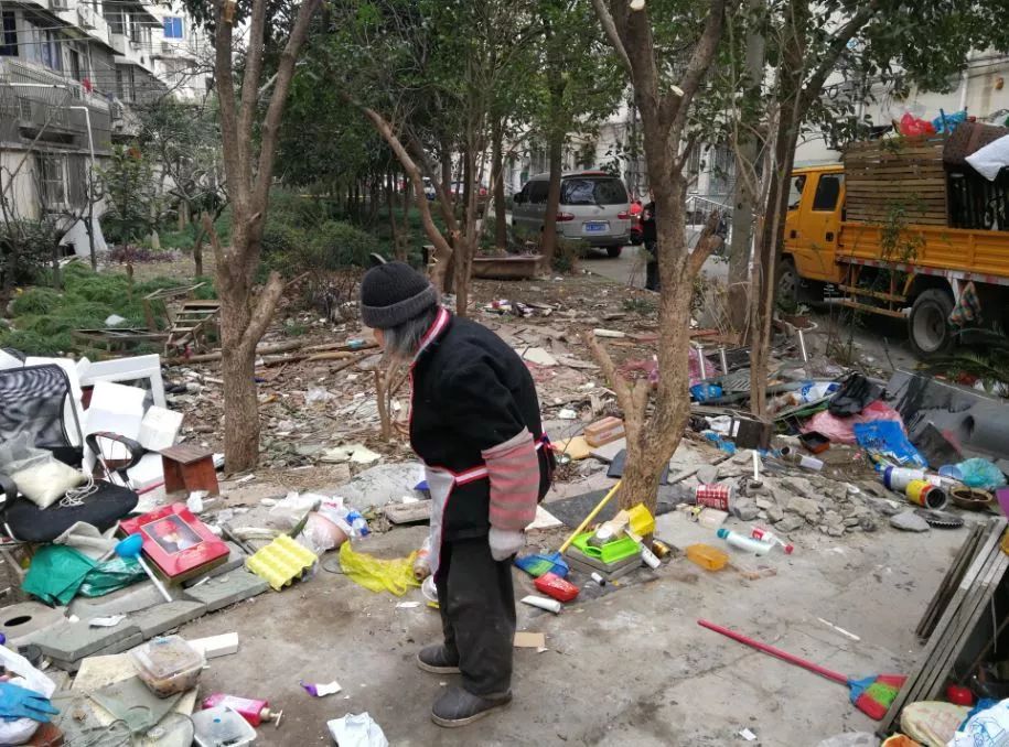 独居老人沉迷捡垃圾3套房被垃圾堆满